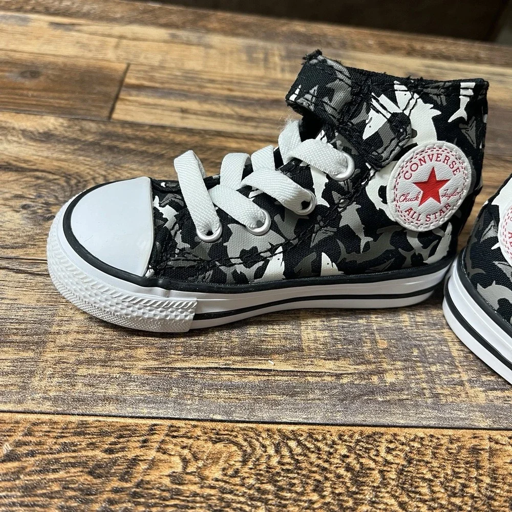 Converse All Star Kids Chuck Taylors High Top Sneakers Toddlers Sz 5 Sharks